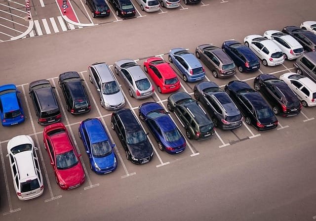 photo d'un parking avec des voitures garés comme elles peuvent l'être à Etretat